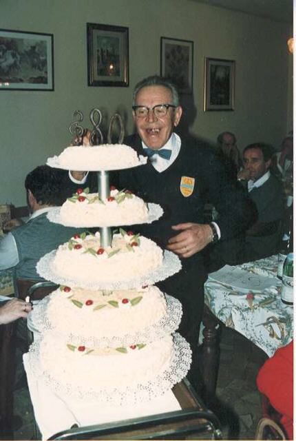 Il baritono Capitanio Gaudenzio taglia la torta dell'ottantesimo di fondazione del coro